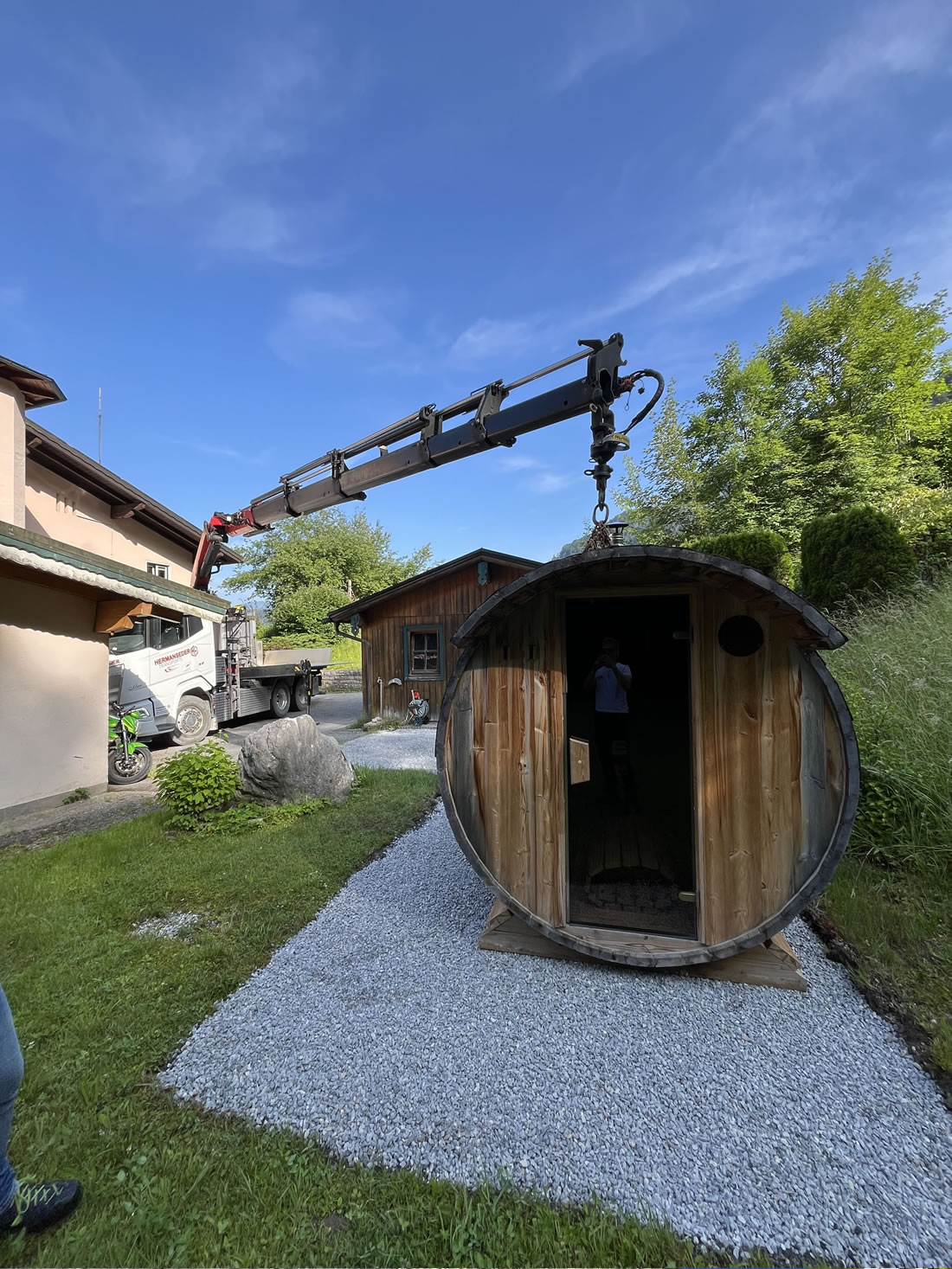 Aufstellung von Holzfass im Garten - ideal für Sauna oder Party